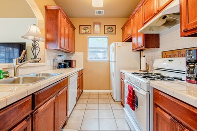 Quiet 2 Story Walkable to East Side Eateries