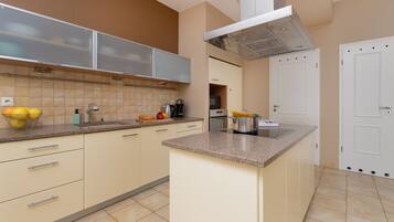 Microwave, dishwasher, coffee/tea maker, electric kettle