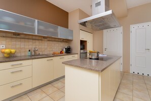 Microwave, dishwasher, coffee/tea maker, electric kettle