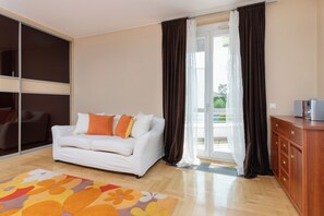 3 bedrooms, desk, cots/infant beds, bed sheets