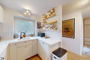 Een koelkast, een microgolfoven, een oven, een kookplaat