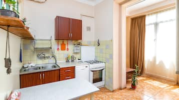 Fridge, oven, dishwasher, coffee/tea maker