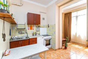 Fridge, oven, dishwasher, coffee/tea maker