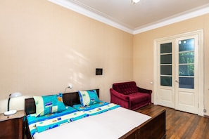 2 عدّة غرف نوم ومكواة/لوح كي وواي فاي وملاءات أسرّة