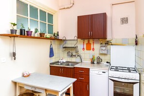 Fridge, oven, dishwasher, coffee/tea maker