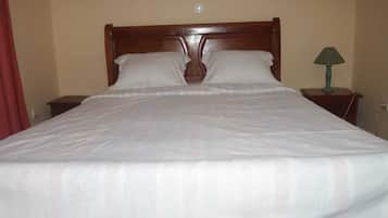 1 habitación, tabla de planchar con plancha, wifi y ropa de cama