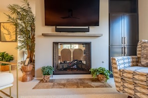 Televisión y chimenea