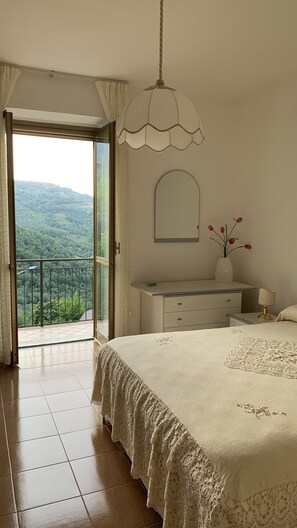 2 bedrooms, iron/ironing board, WiFi, bed sheets - Cozy, comfortable, surrounded by greenery in the historic center (Stella Cilento)
