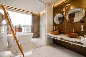 Deluxe-penthouselejlighed | Badeværelse | Badekar, gratis toiletartikler, hårtørrer, badekåber