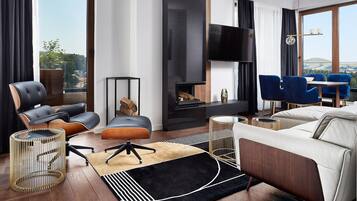 Signature Penthouse | Minibar, in-room safe, desk, soundproofing