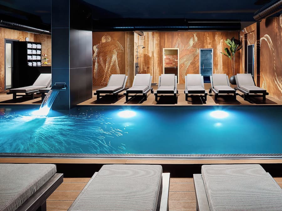 Een sauna, een bubbelbad, een stoombad, 2 behandelingskamers