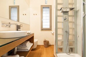 Dusche, Haartrockner, Bidet, Handtücher