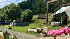A garden with a wooden pergola, a trampoline, and a variety of plants. - Rudnik Krc070 in Rudn k (Rudník)