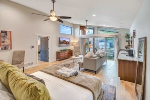 4 bedrooms, desk, iron/ironing board, travel cot - Modern Mountain Escape - HotTub near Broadmoor+Zoo (Colorado Springs)