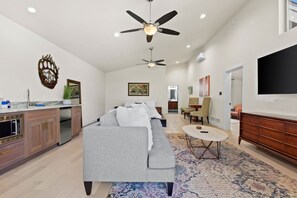 TV, fireplace, books, offices - Modern Mountain Escape - HotTub near Broadmoor+Zoo (Colorado Springs)