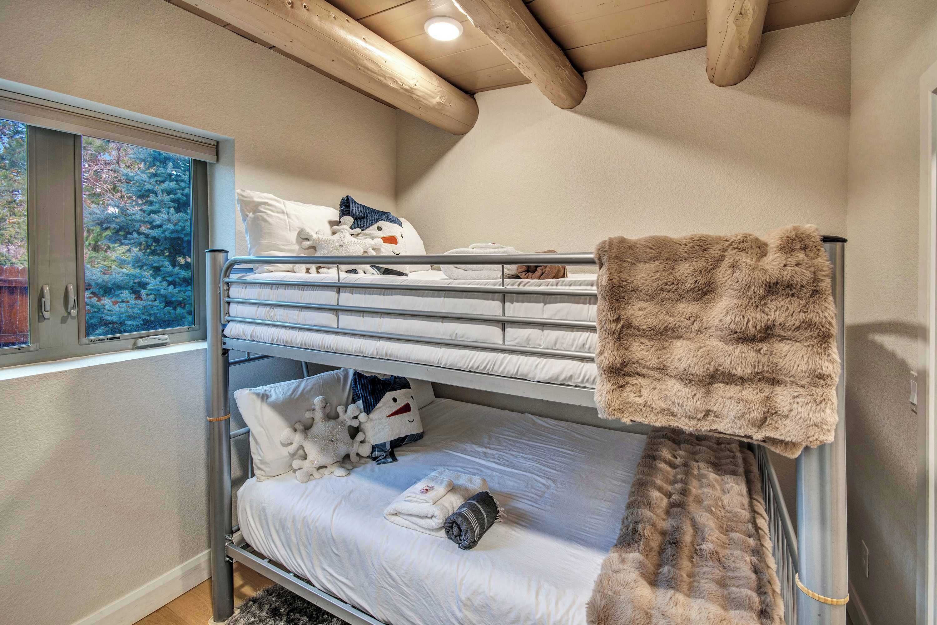 4 bedrooms, desk, iron/ironing board, travel cot