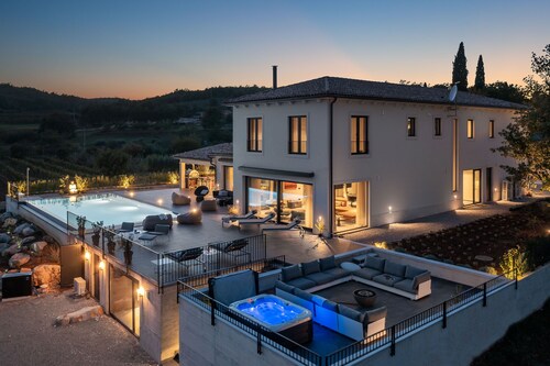Designer Villa with 72m2 infinity swimming pool, tenis court and spa. 