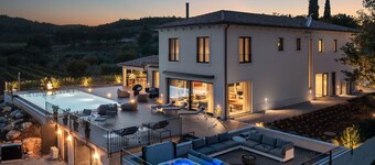 Designer Villa with 72m2 infinity swimming pool, tenis court and spa. 