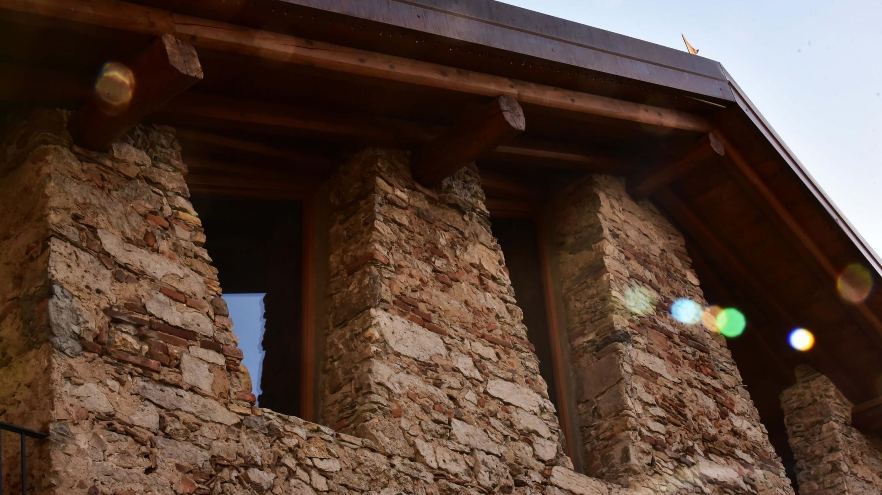 Un bâtiment en pierre avec une structure en poutres de bois.