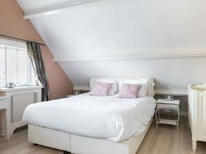 2 bedrooms, WiFi, bed sheets - Cozy cottage with heated pool, garden and covered terrace (Tzummarum)
