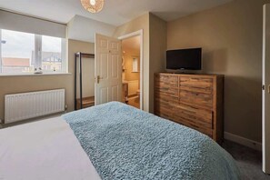 2 bedrooms, iron/ironing board, free WiFi, bed sheets - Host & Stay | Beachcomber's Rest (Seahouses)