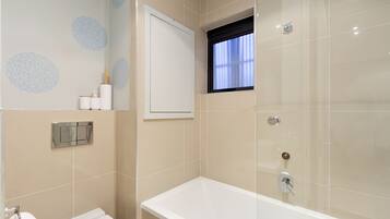 Apartamento (2 Bedrooms) | Banheiro | Toalhas de banho