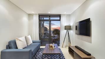 Apart Daire (2 Bedrooms) | Oturma alanı | Uydu yayını kanalları bulunan 42 inç televizyon