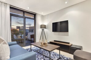 Departamento (2 Bedrooms) | Área de sala de estar | Televisión de 42 pulgadas con canales vía satélite 