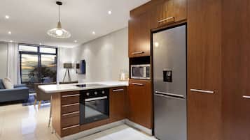 Apartamento (2 Bedrooms) | Cozinha privada | Geladeira, micro-ondas, fogão, cooktop