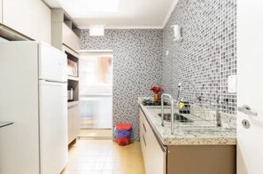 Geladeira, micro-ondas, fogão, cooktop