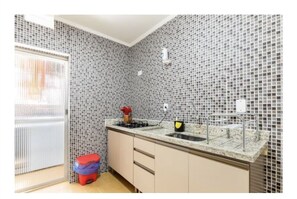 Geladeira, micro-ondas, fogão, cooktop