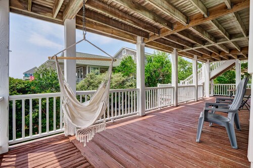 Coastal Getaway: Pet-Friendly, Across the street to the Beach