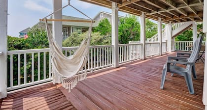 Coastal Getaway: Pet-Friendly, Across the street to the Beach