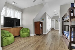 3 bedrooms, iron/ironing board, Internet, bed sheets