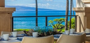 Outdoor dining - Oceanfront 3BR villa w/ private lanai and Wailea Beach access (Wailea)