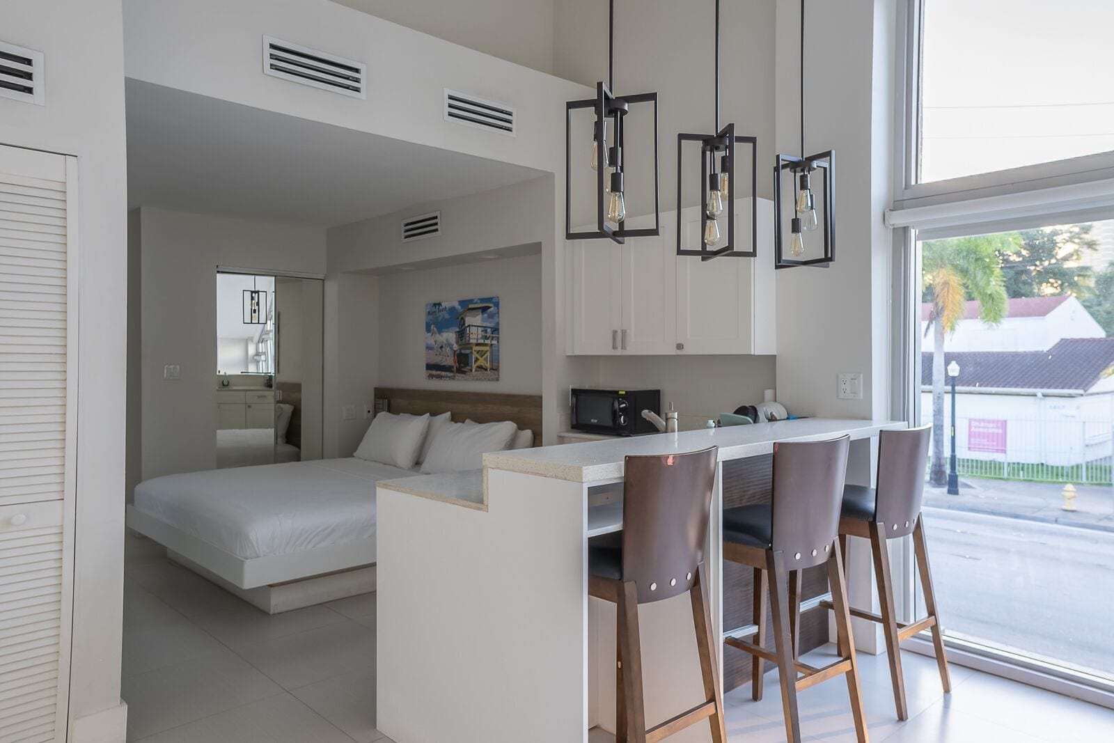 Suite Khas | Didekorasi berbeda-beda, meja kerja, dan ruang kerja ramah laptop