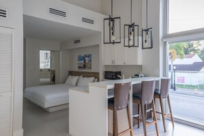 Signature Suite | Individually decorated, desk, laptop workspace, free WiFi - The Biscayne Hotel (Miami)