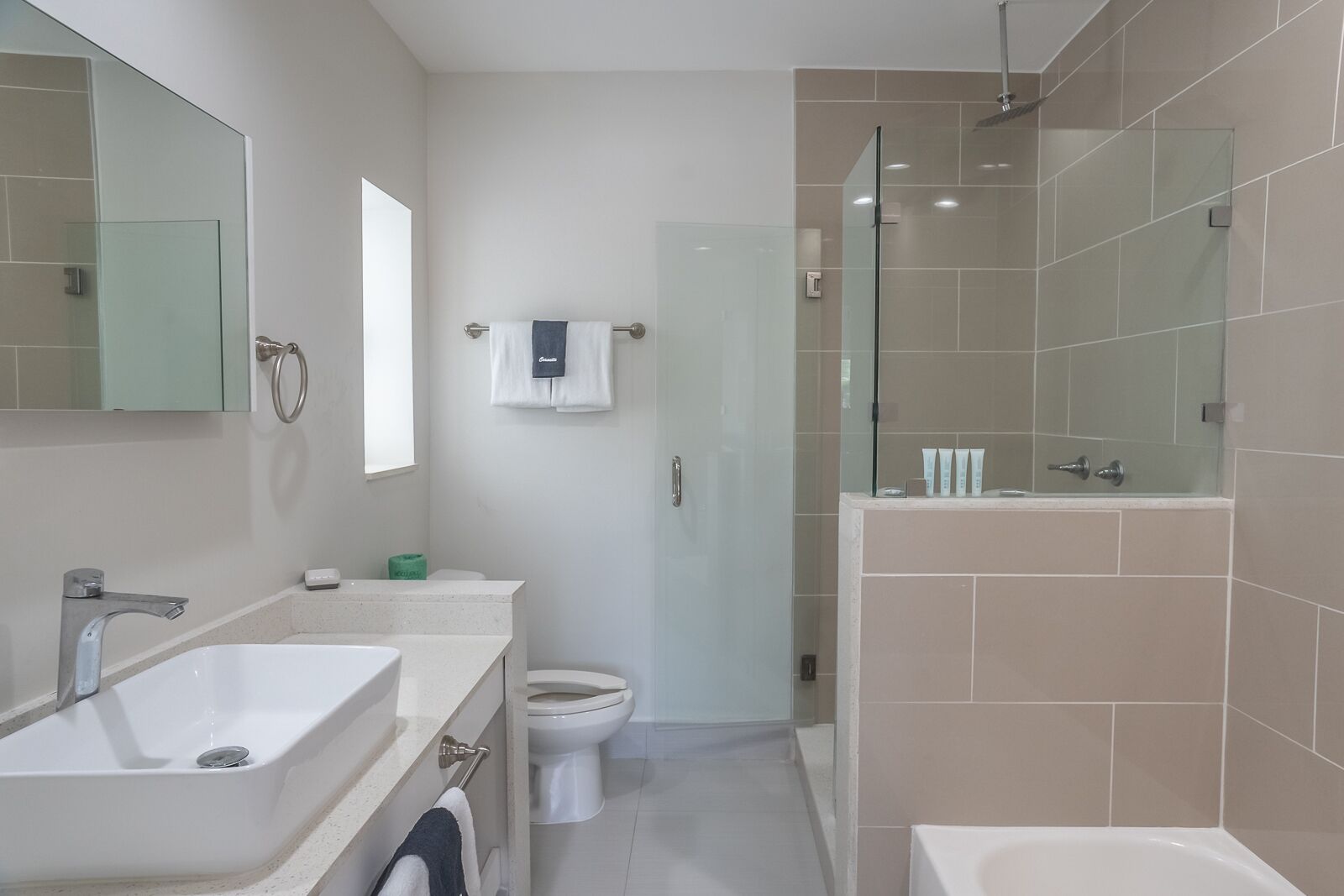 Deluxe studio | Badkamer | Gratis toiletartikelen, handdoeken