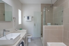 Deluxe Studio | Bathroom | Free toiletries, towels - The Biscayne Hotel (Miami)