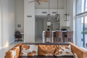 Suite Khas | Area keluarga | TV LED dan layanan streaming