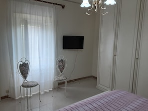 2 habitaciones, tabla de planchar con plancha y cuna de viaje
