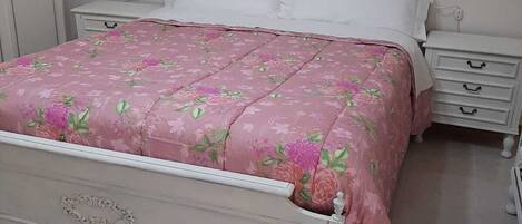 2 bedrooms, iron/ironing board, travel cot, free WiFi