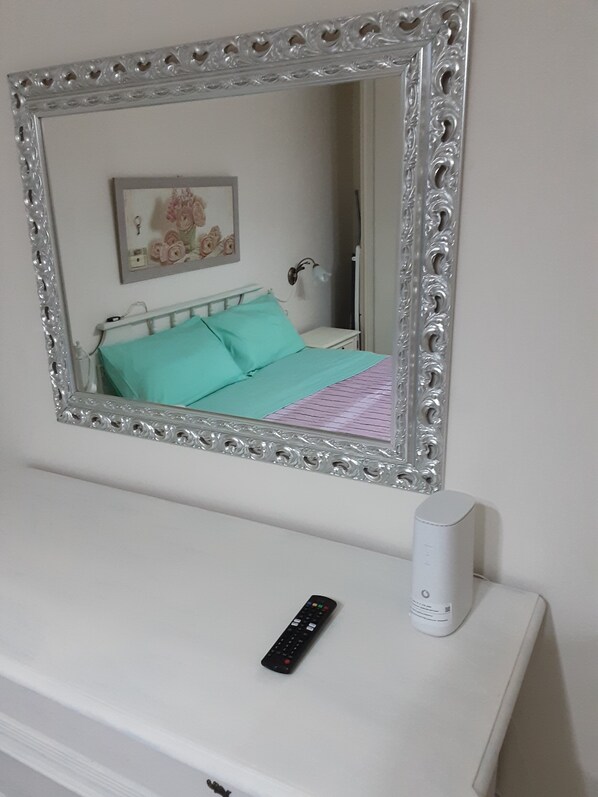 2 habitaciones, tabla de planchar con plancha y cuna de viaje