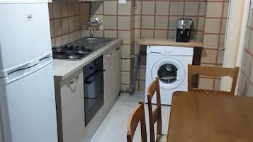 Frigorifero, forno, piano cottura, bollitore elettrico