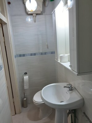 Ducha, secador de pelo, bidet, toallas