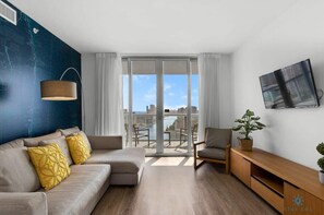 TV, offices - Infinite View| Balcony + Pool + Gym +  Near Beach (Hallandale Beach)