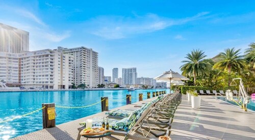 Infinite View| Balcony + Pool + Gym +  Near Beach