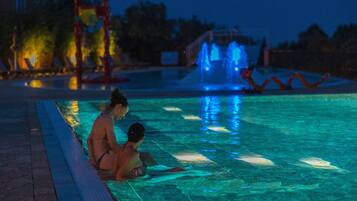 Piscine extérieure (ouverte en saison), parasols de plage