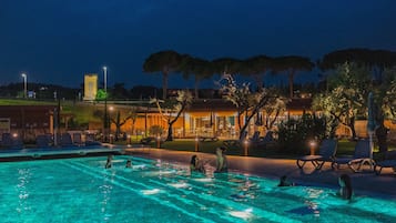 Sæsonbestemt udendørs pool, åben fra kl. 10.30 til kl. 18.30, parasoller