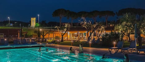 Piscina stagionale all'aperto, ombrelloni da piscina, lettini